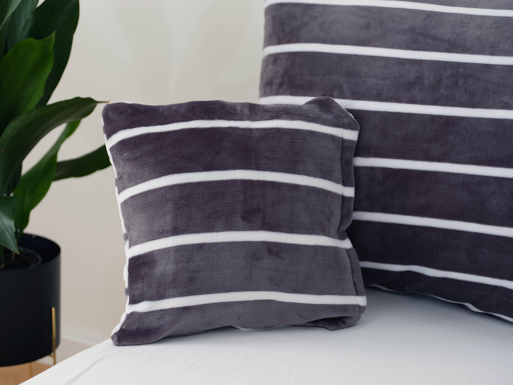 Povlak na polštářek mikroplyš 40 × 40 cm Kamala tmavě šedá Povlak na polštářek mikroplyš 40 × 40 cm Kamala tmavě šedá