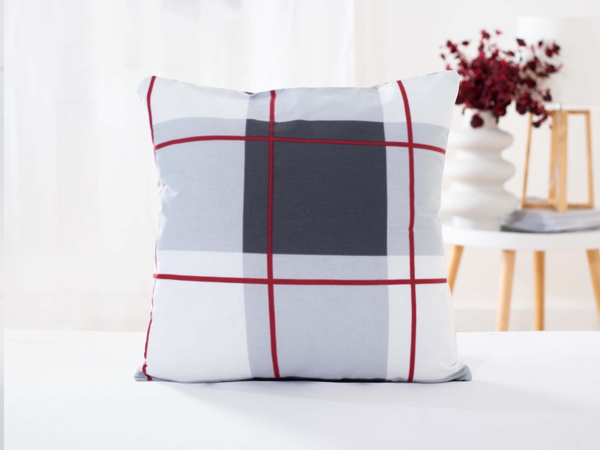 Bavlněný povlak na polštářek Renforcé 40 × 40 cm Kostky šedočervené Bavlněný povlak na polštářek Renforcé 40 × 40 cm Kostky šedočervené