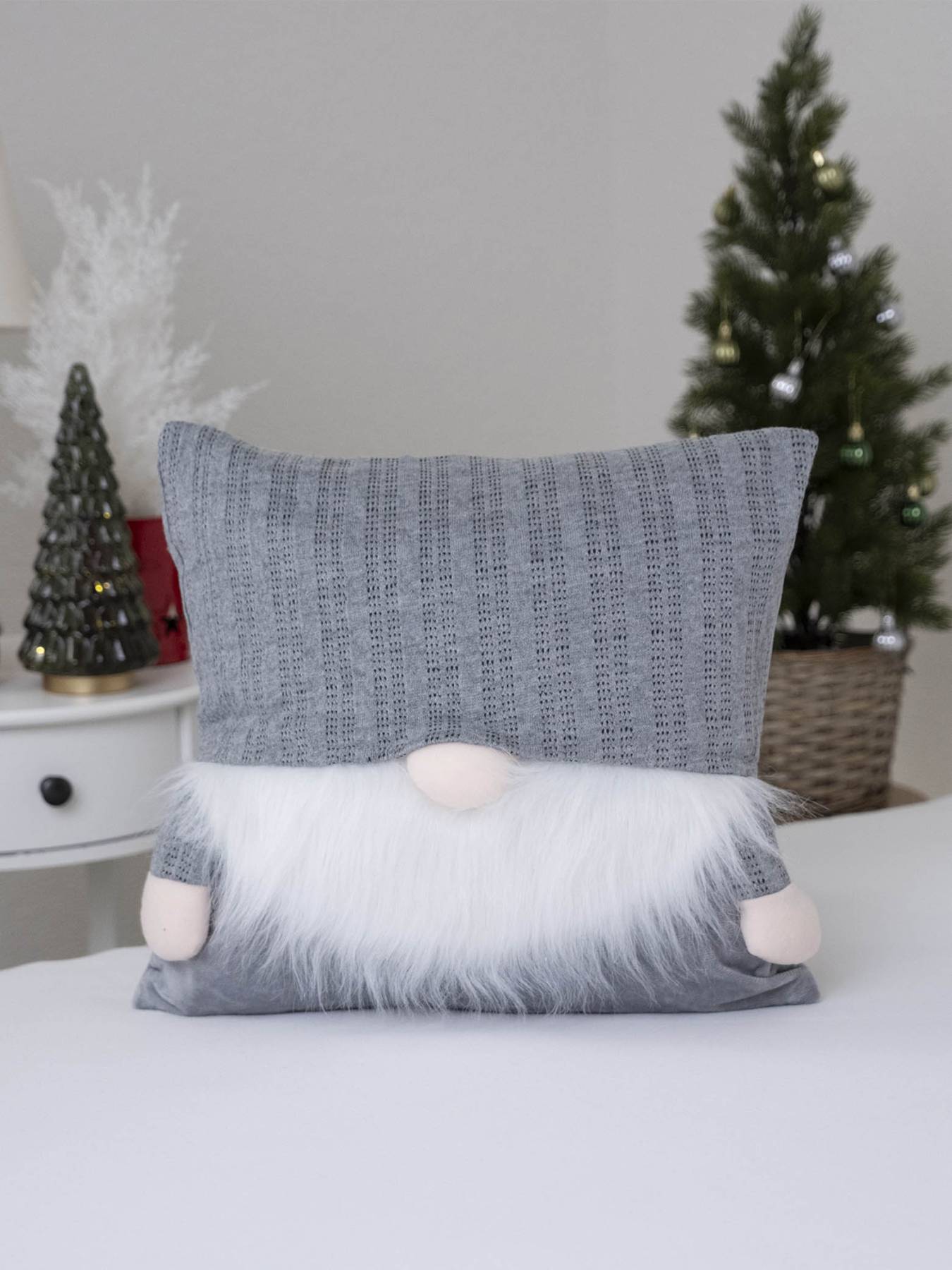 Pletený vánoční povlak na polštář 40 × 40 cm Šedý skřítek Pletený vánoční povlak na polštář 40 × 40 cm Šedý skřítek