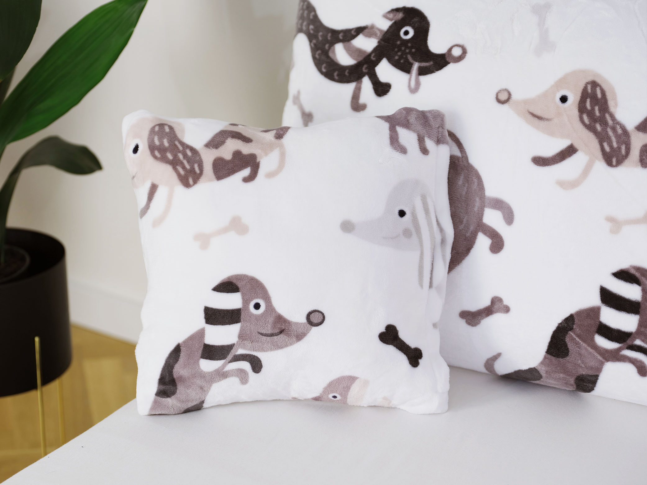 Povlak na polštář mikroplyš 40 × 40 cm Pejsci MKLuzkoviny cz Povlak na polštář mikroplyš 40 × 40 cm Pejsci MKLuzkoviny cz