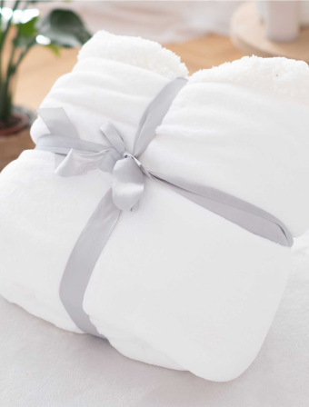 Beránková deka mikroplyš 150 × 200 cm – Laura bílá