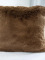 Vankúš z umelej kožušiny Alessio 50 × 50 cm – hnedá